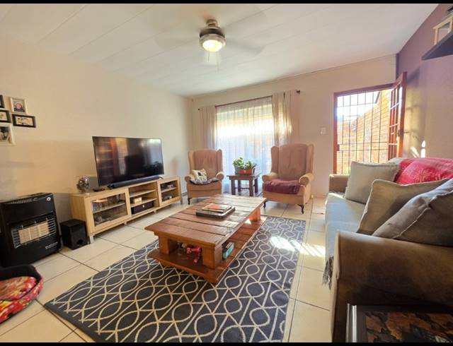 2 BEDROOM TOWNHOUSE FOR SALE IN NEW REDRUTH